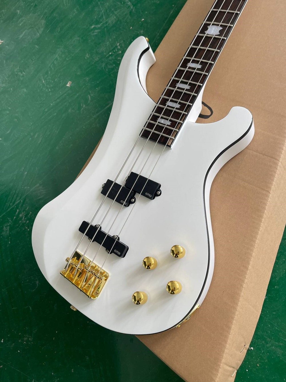 Bass Guitar Fretless - Белая 4-струнная электрогитара с грифом из