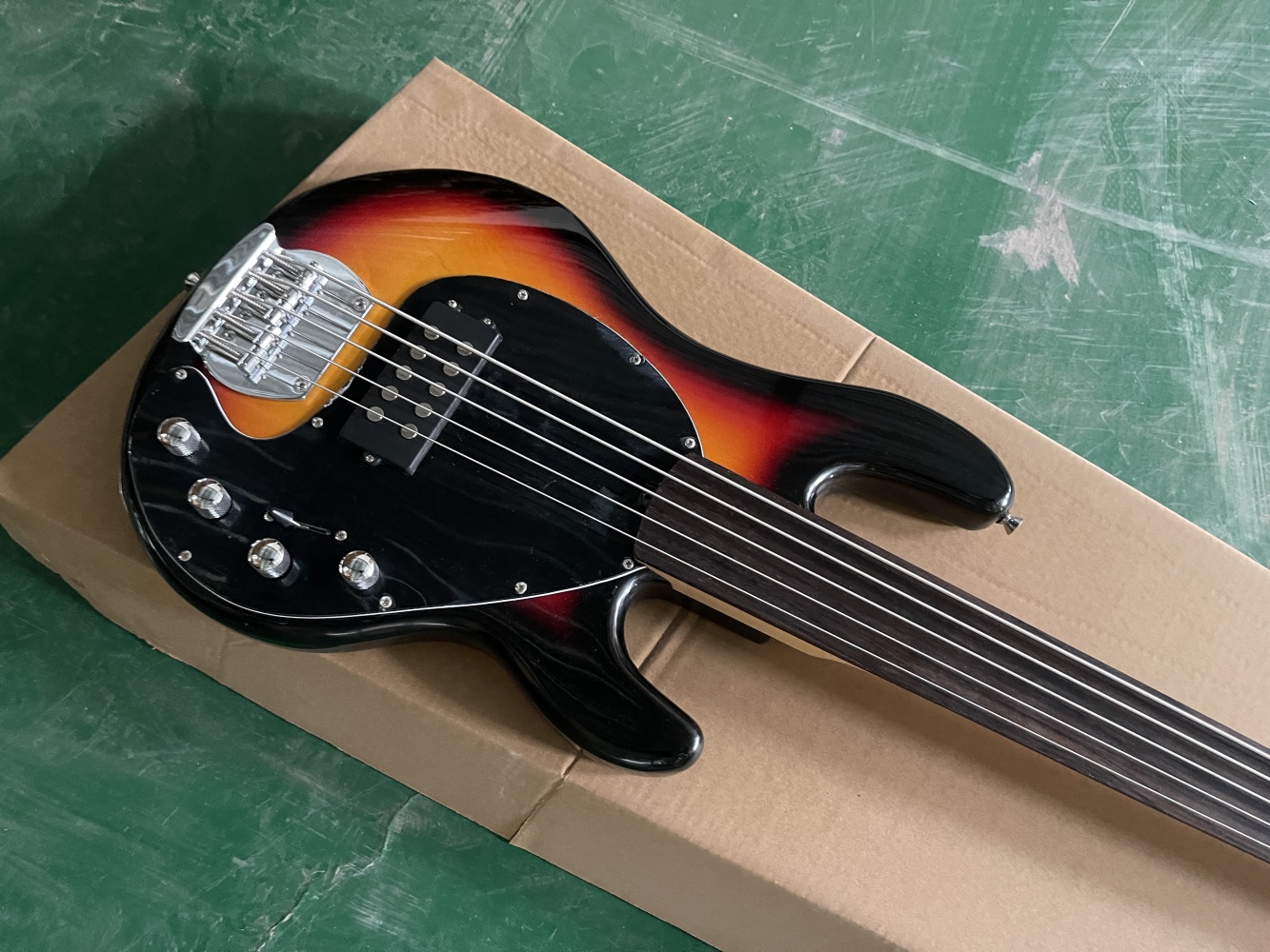 5-струнная бас-гитара Sunset,  – обзор и цена Bass Guitar Fretless